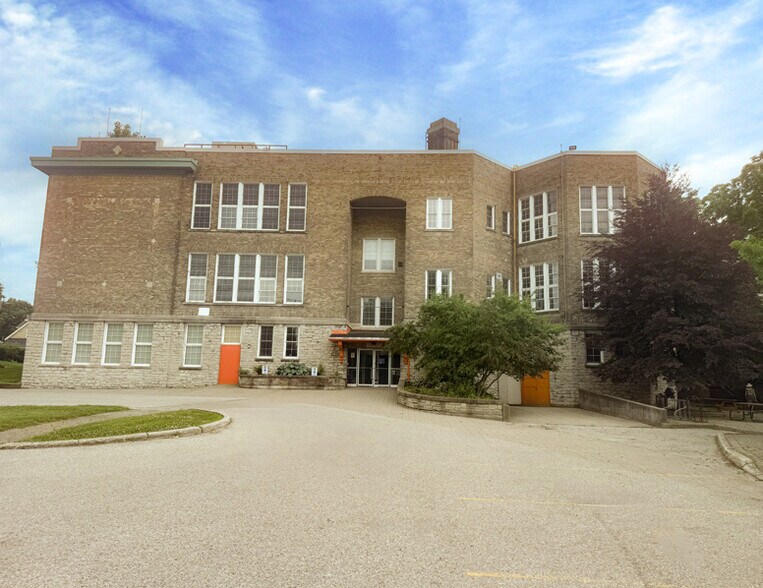 More Photos Of 21 Wharncliffe Rd S, London Schools For Lease