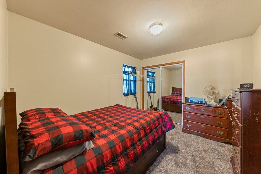 More Photos Of 645 E Lasalle St, Somonauk Showroom For Lease