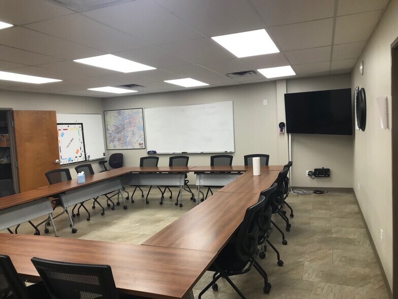 More Photos Of 1516 Central Park Dr, Hurst Industrial For Lease