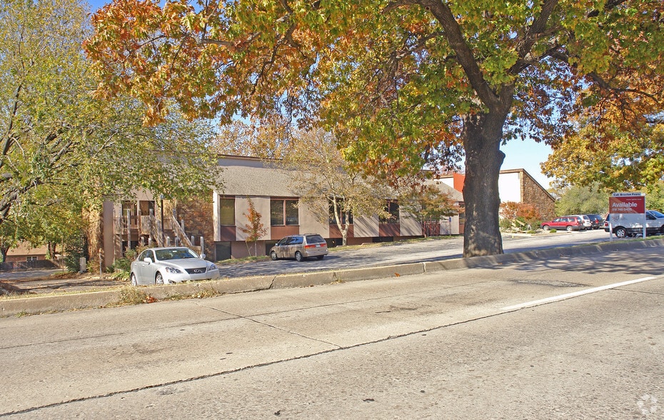 More Photos Of 5272 S Lewis Ave, Tulsa Office For Sale