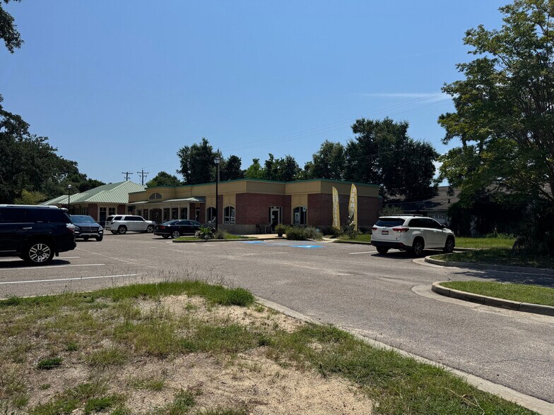 More Photos Of 360 Courthouse Rd, Gulfport Freestanding For Sale