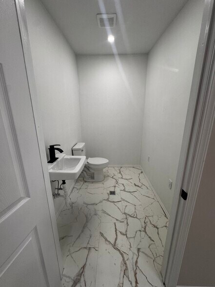 More Photos Of 150 N Delaware Ave, Lindenhurst Storefront Retail Residential For Lease