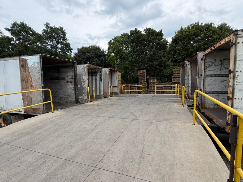 More Photos Of 816 N Milan St, Canal Fulton Warehouse For Sale