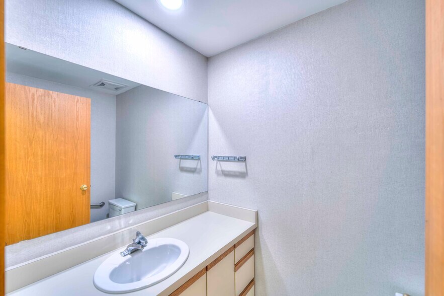 More Photos Of 900 E Michigan Ave, Jackson Office For Lease