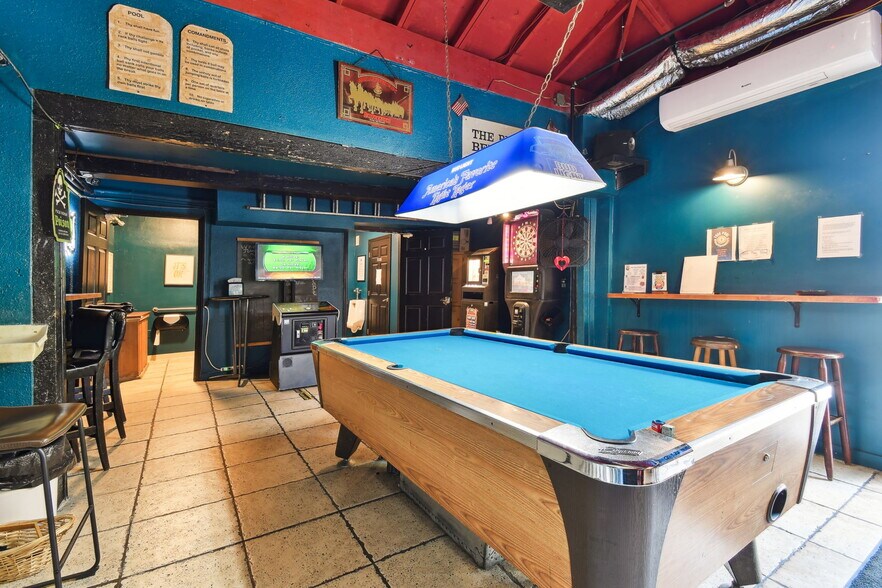 More Photos Of 3007 6th St S, Saint Petersburg Bar For Sale