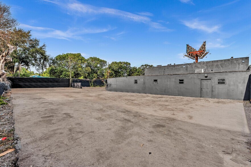 More Photos Of 570 NW 54th St, Miami Auto Repair For Lease