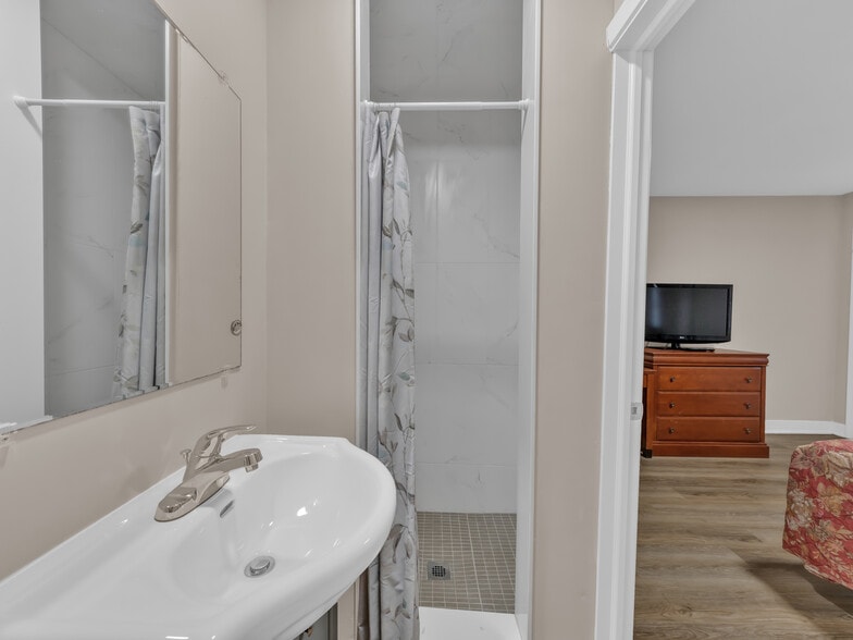 More Photos Of 2889 Howard Av, Windsor Hotel For Sale