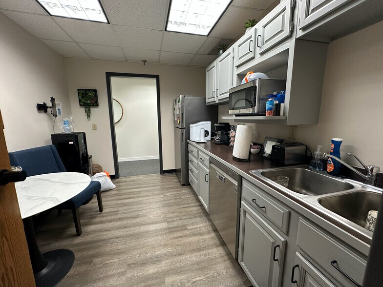 More Photos Of 8053 E Bloomington Fwy, Bloomington Office For Sale