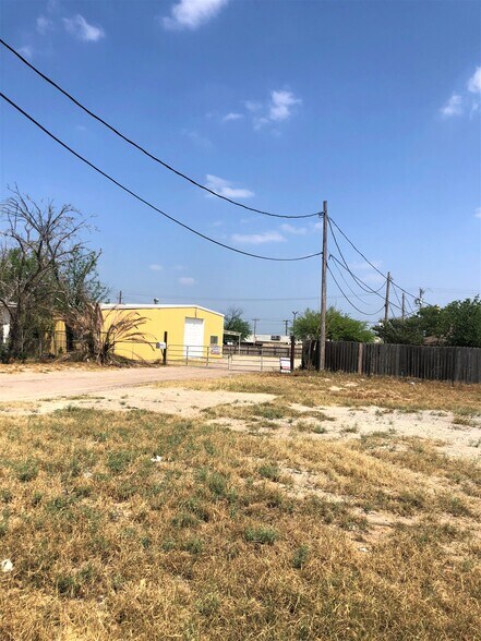More Photos Of 504 N 2nd St, Carrizo Springs Warehouse For Sale