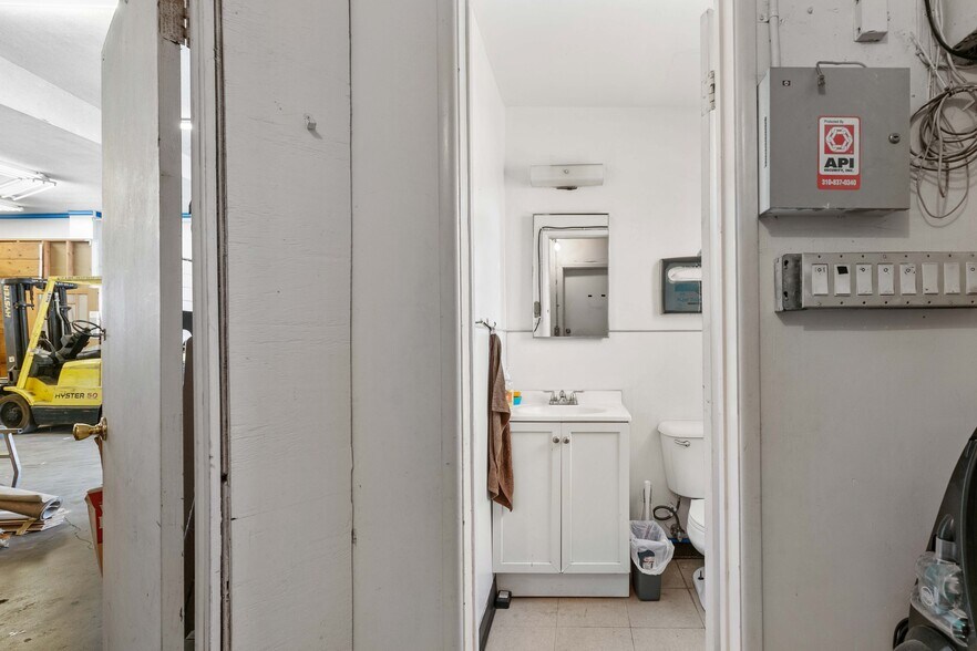 More Photos Of 979 S La Brea Ave, Inglewood Freestanding For Sale