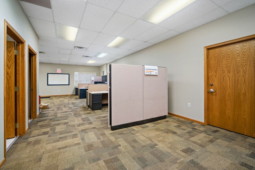 More Photos Of 1801 N 13th Ave E, Newton Flex For Lease