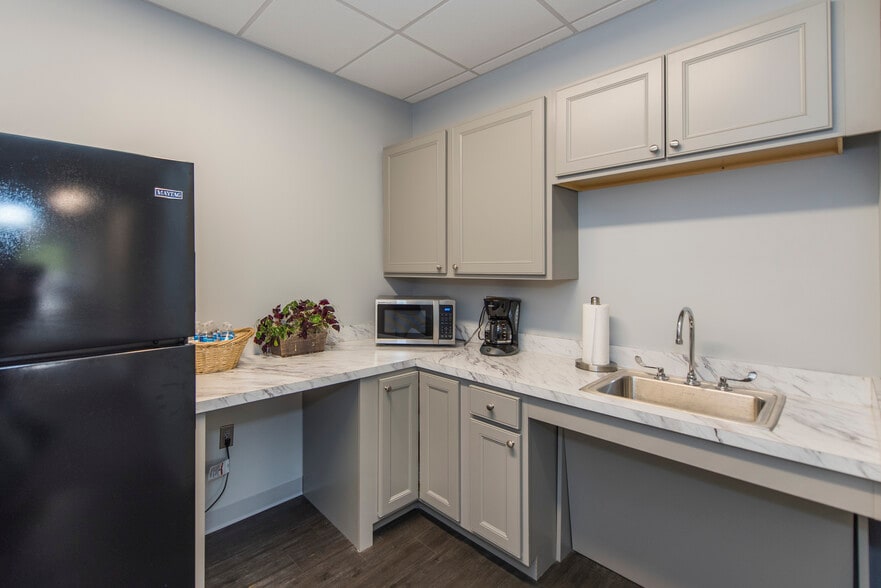 More Photos Of 450 Solomon Dr, Fredericksburg Office For Lease