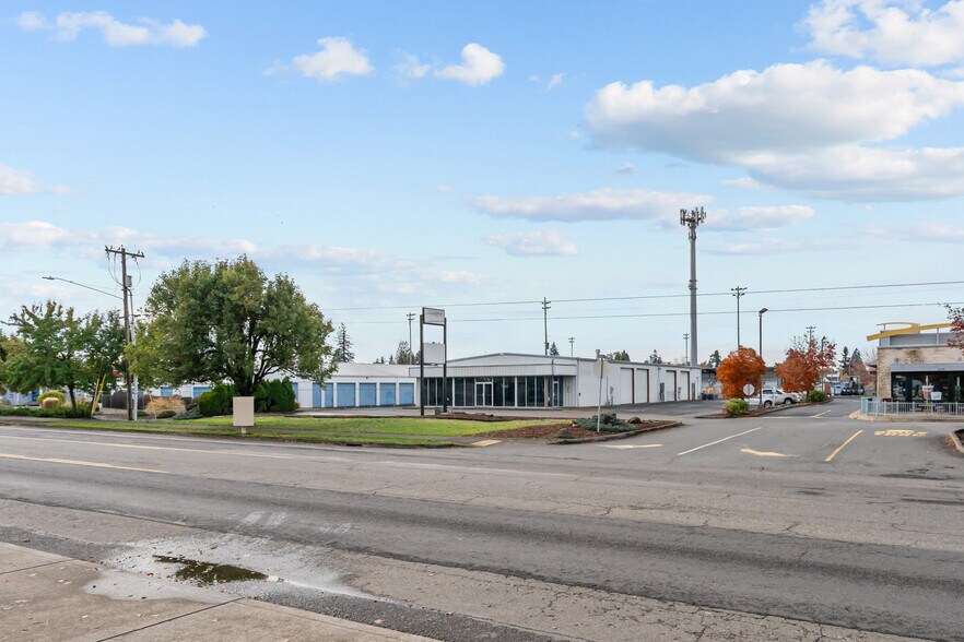 More Photos Of 999 N 1st St, Silverton Freestanding For Sale