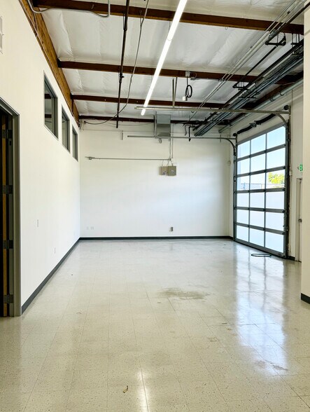 More Photos Of 440-456 Oakmead Pky, Sunnyvale Research And Development For Lease
