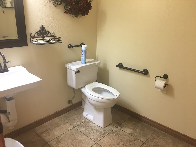 More Photos Of 515 N King St, Seguin Medical For Sale