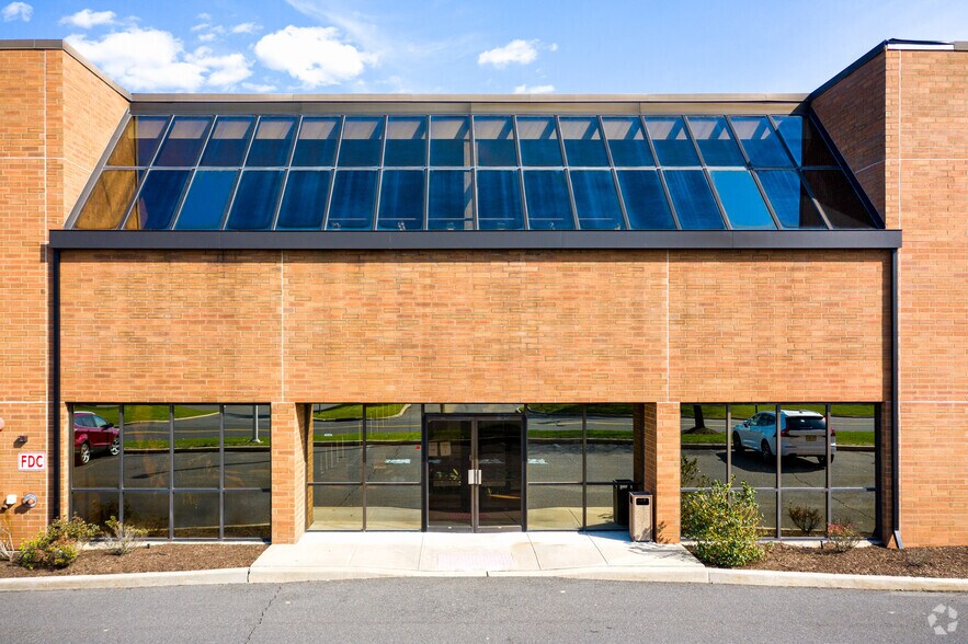 More Photos Of 27 Worlds Fair Dr, Somerset Office For Lease