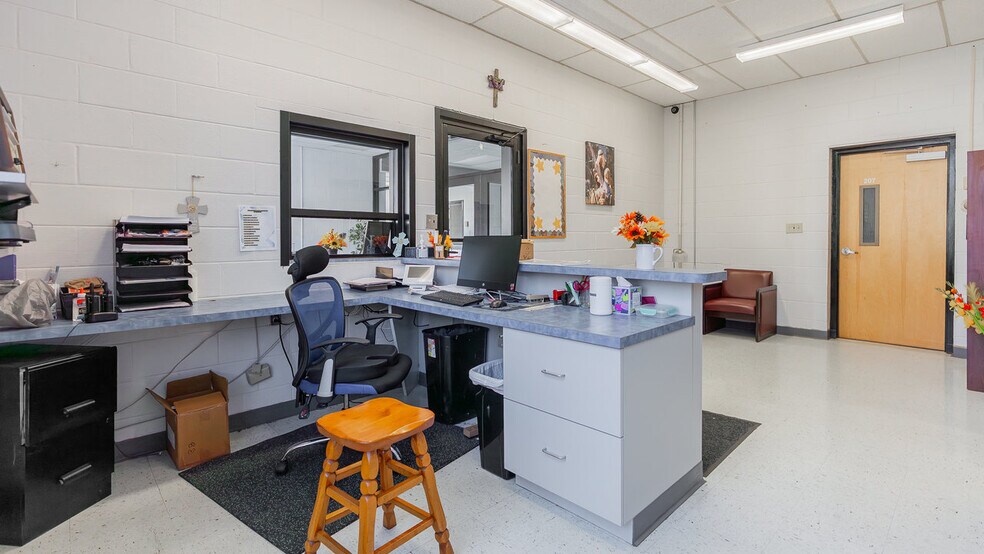 More Photos Of 81 Evick Dr, Franklin Flex For Sale