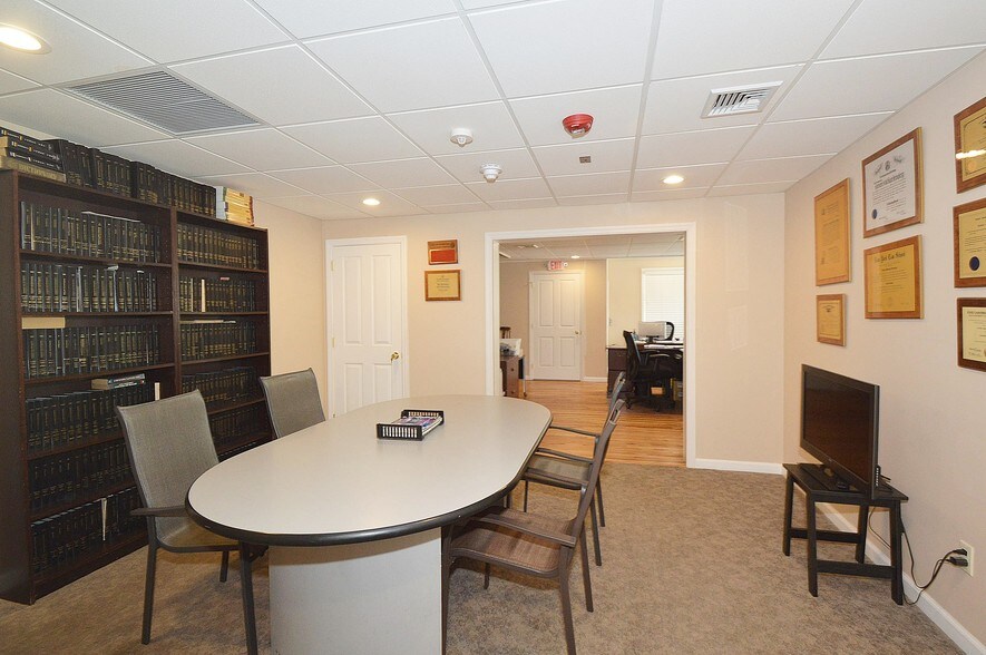 More Photos Of 590 Sunrise Hwy, Baldwin Freestanding For Lease