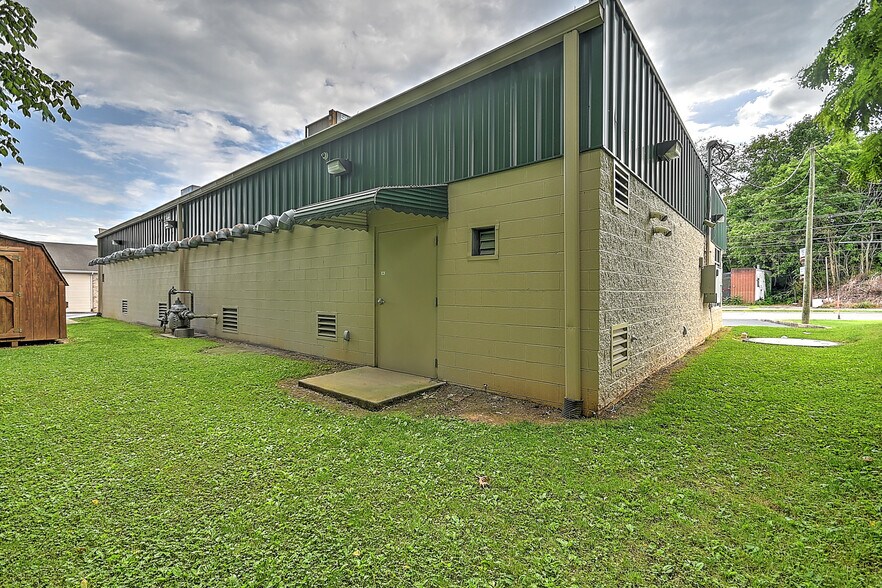 More Photos Of 245 Gate City Hwy, Bristol General Retail For Sale