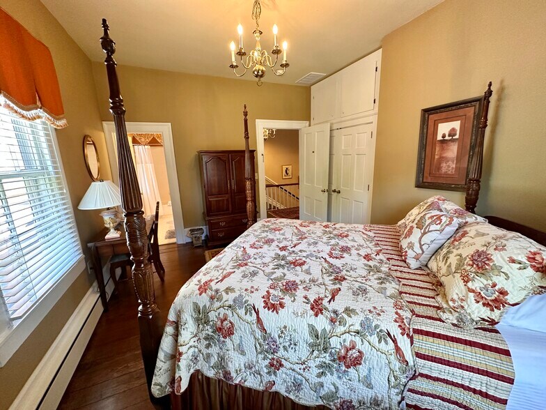 More Photos Of 615 College St, Clinton Hotel For Sale