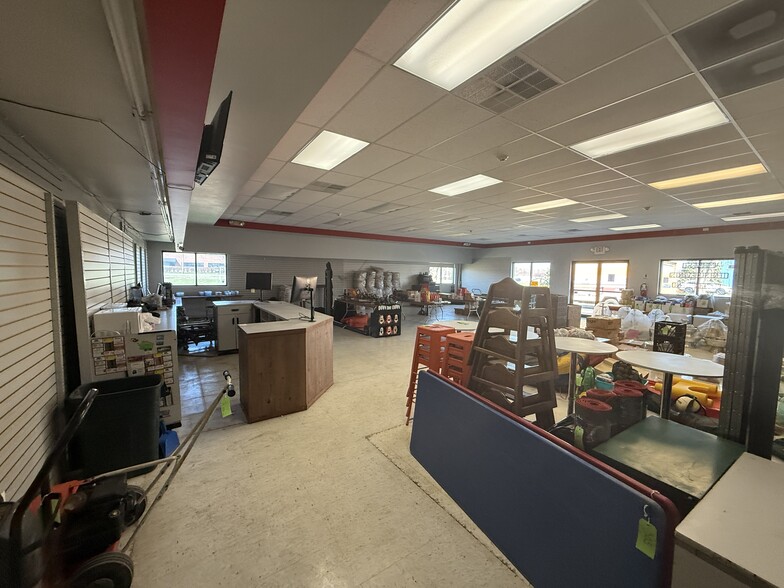 More Photos Of 1262 S Bridge St, Yorkville Service For Sale