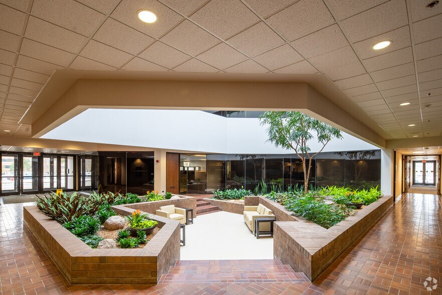 More Photos Of 1110 Lake Cook Rd, Buffalo Grove Office For Lease