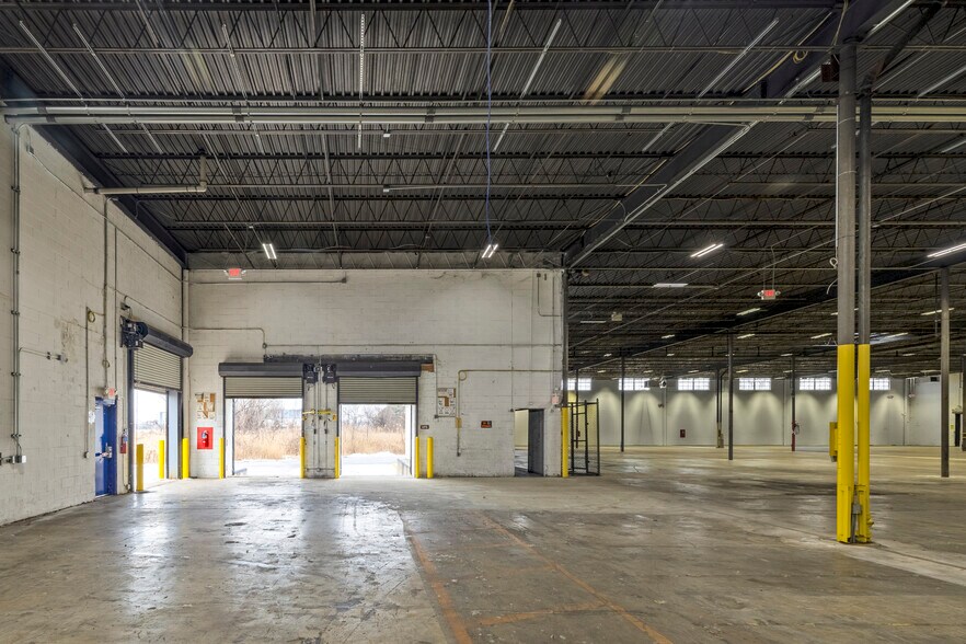 More Photos Of 305 Veterans Blvd, Carlstadt Warehouse For Lease