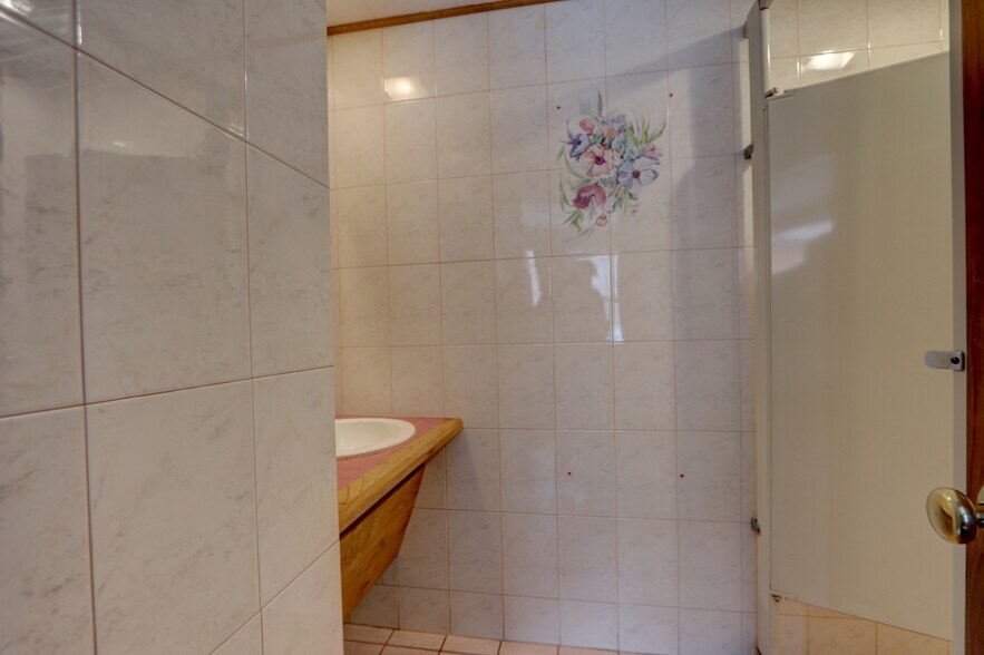 More Photos Of 14 E Main St, Waterloo Town Bar For Sale