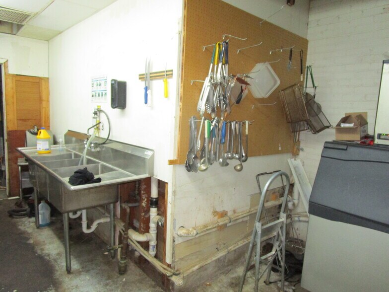 More Photos Of 1301 E Fulton St, Garden City Bar For Sale