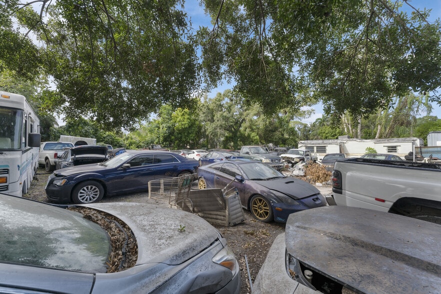 More Photos Of 5712 15th St, Bradenton Auto Dealership For Sale