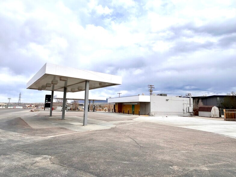 More Photos Of 4603 W Yellowstone Hwy, Mills General Retail For Sale