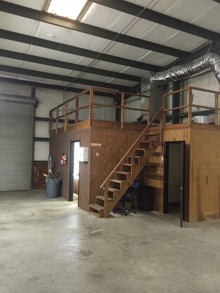 More Photos Of 2813 Industrial Plaza Dr, Tallahassee Warehouse For Lease