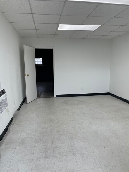 More Photos Of 15502 Old Galveston Rd, Webster Light Manufacturing For Lease