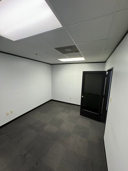 More Photos Of 11800 Industriplex Blvd, Baton Rouge Distribution For Sale