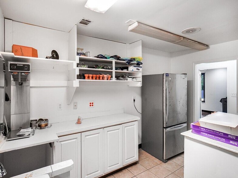 More Photos Of 2141 Flat Shoals Rd, Conyers Freestanding For Sale