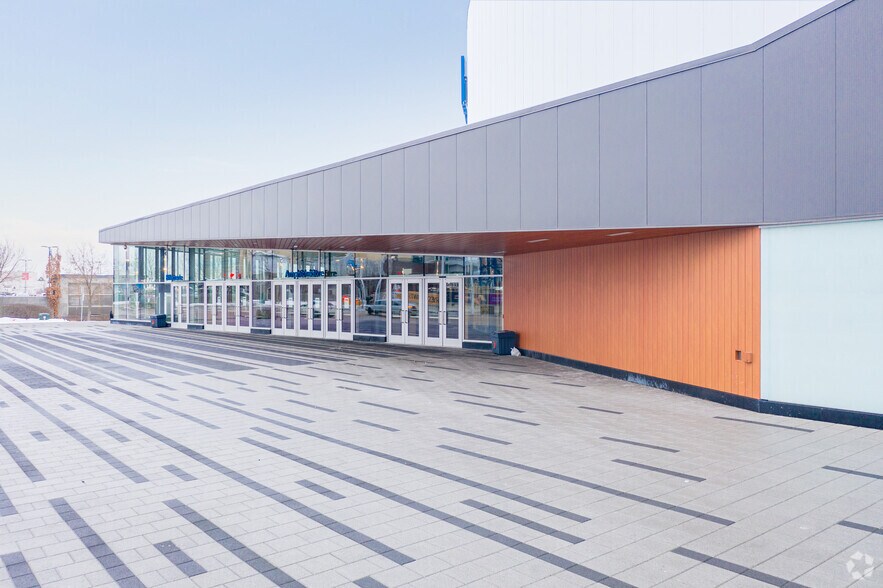 More Photos Of 1950 Rue Claude-Gagné, Laval Theater Concert Hall For Lease