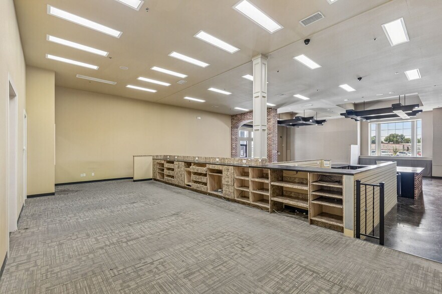 More Photos Of 207 E Byron Nelson Blvd, Roanoke Storefront Retail Office For Sale