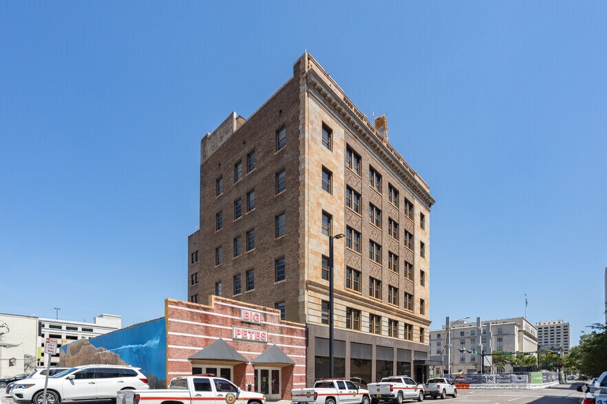 More Photos Of 300 W Adams St, Jacksonville Office For Sale