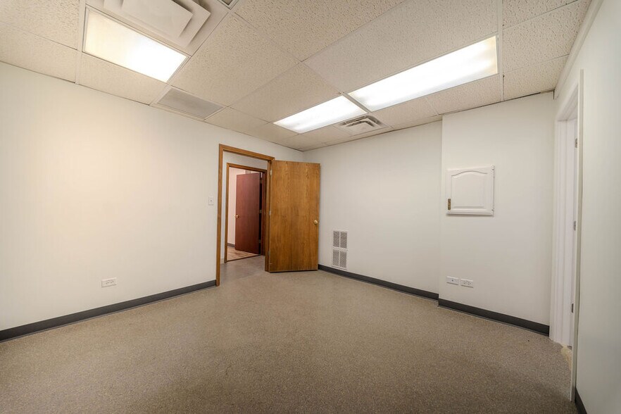 More Photos Of 670 E Calhoun St, Woodstock Flex For Lease