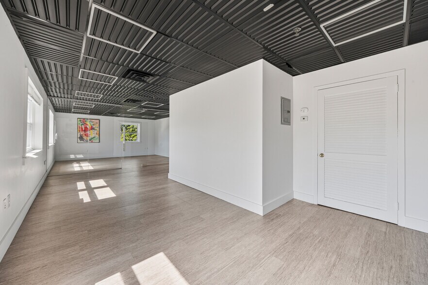More Photos Of 7 Elmwood Dr, New City Office For Sale