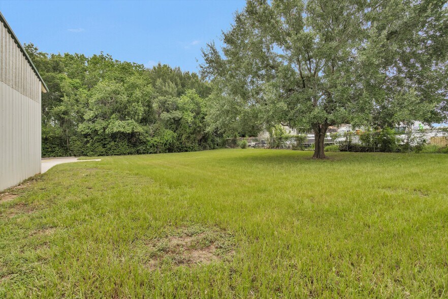 More Photos Of 11111 Neeshaw Dr, Houston Industrial For Lease