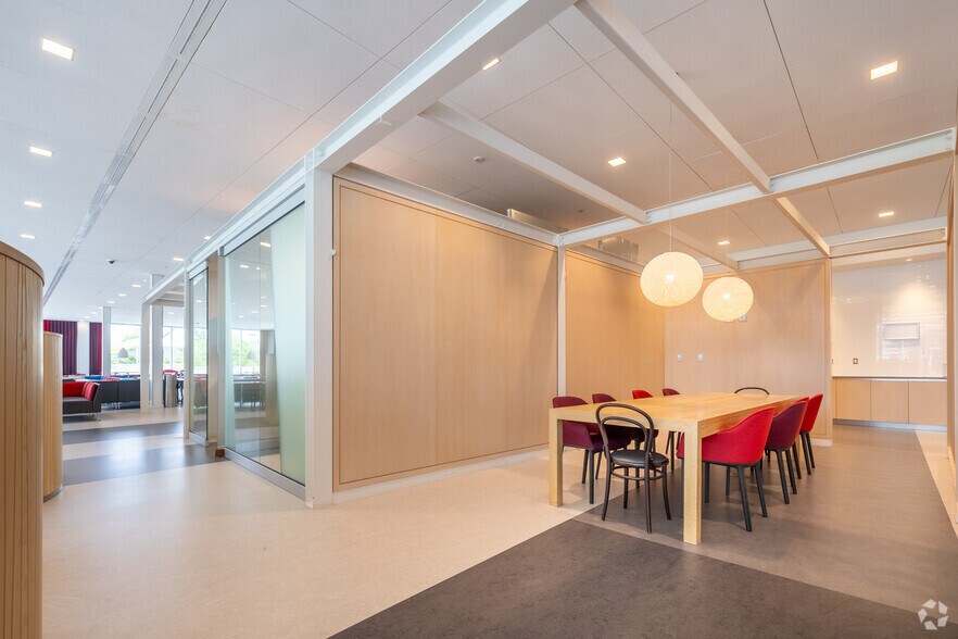 More Photos Of 8275 Rte Transcanadienne, Saint-Laurent Unknown For Lease