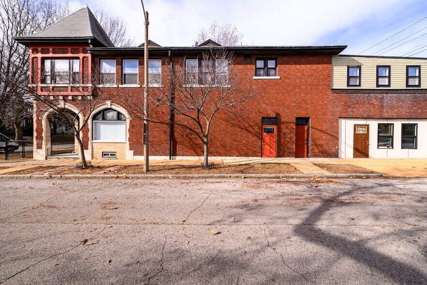 More Photos Of 5001 Pernod Ave, Saint Louis Flex For Sale