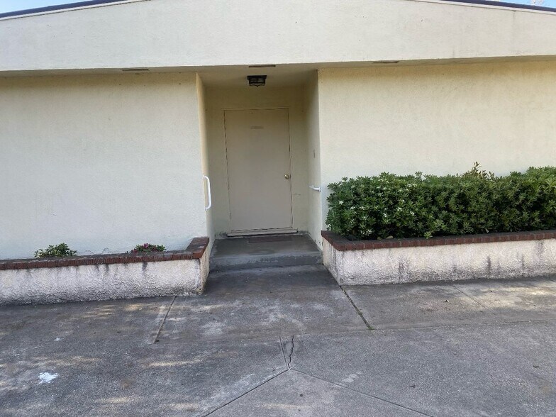 More Photos Of 212 N Lima St, Sierra Madre Office For Lease
