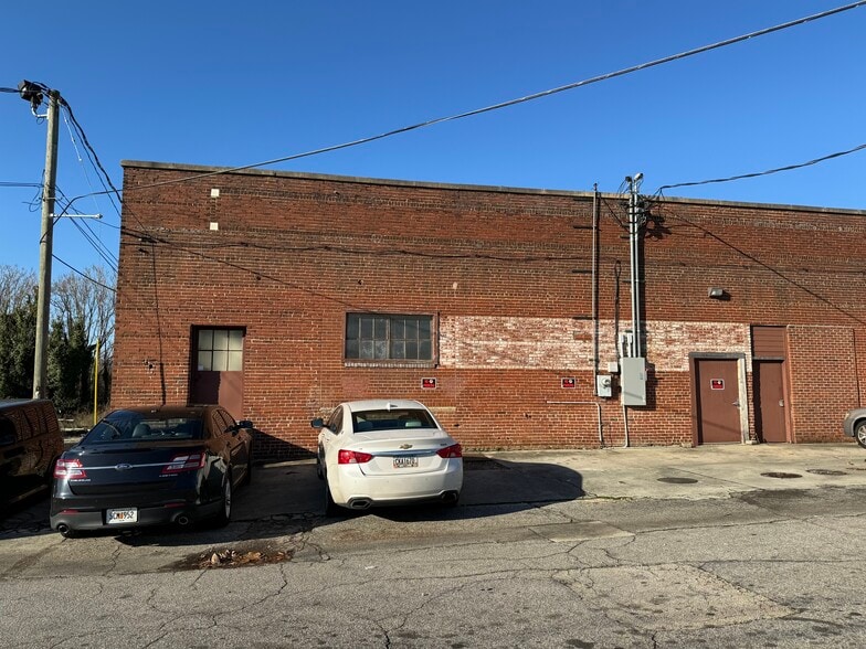 More Photos Of 311 Jesse Jewell Pky, Gainesville Office For Lease