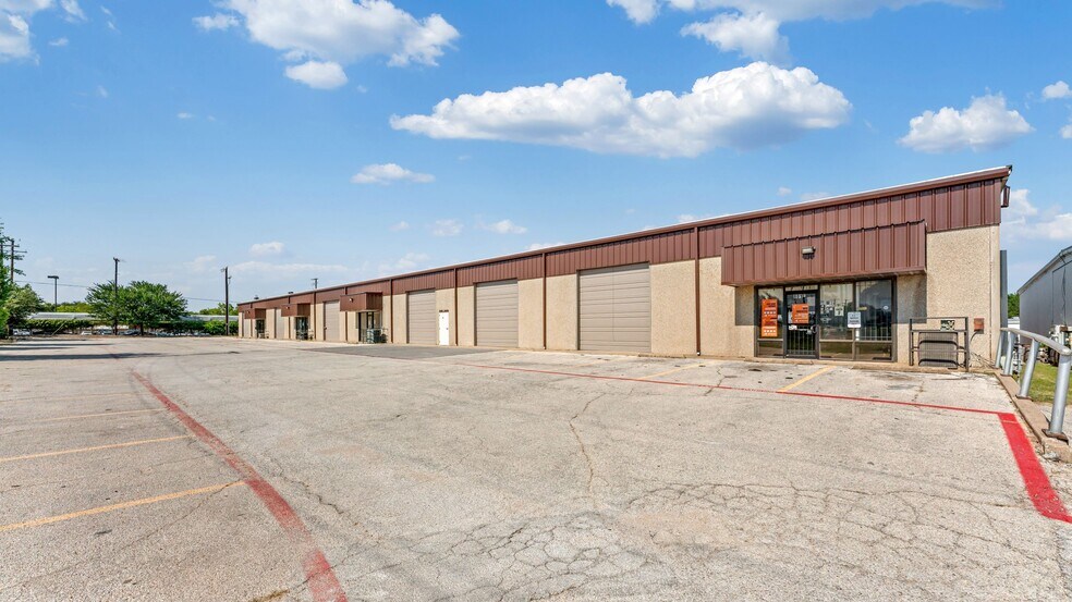 More Photos Of 801 Secretary Dr, Arlington Warehouse For Lease