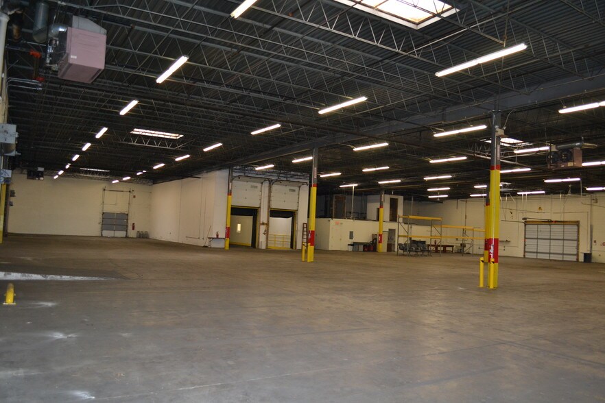 More Photos Of 6396-6398 W 74th St, Bedford Park Warehouse For Sale