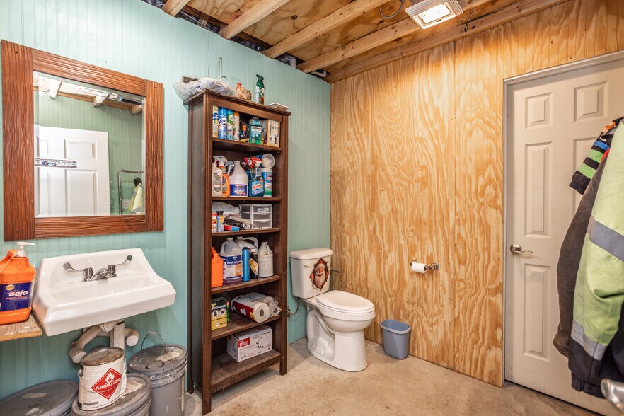 More Photos Of 59 Shawnee Trl, Whitesboro Showroom For Sale