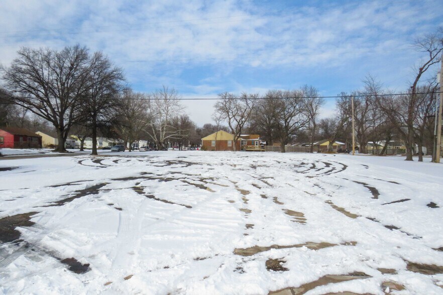 More Photos Of 1245 S Fabrique Dr, Wichita Flex For Sale