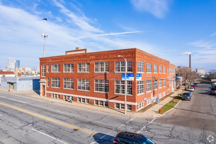 More Photos Of 120 E Mineral St, Milwaukee Office For Sale